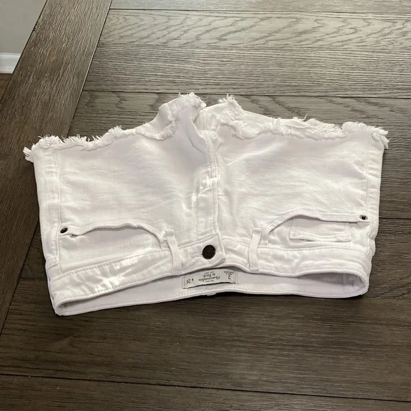 Abercrombie and Fitch women’s white Denim Shortie  Shorts | Size 26/2 - Picture 8 of 8